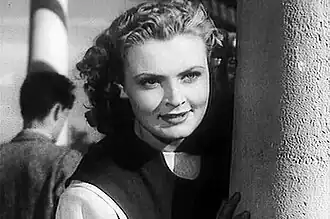 В фильме «Первая перчатка» (1947)