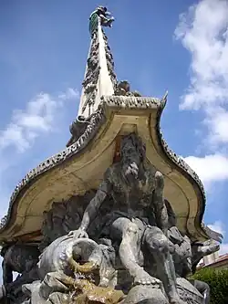 Одна из скульптур фонтана