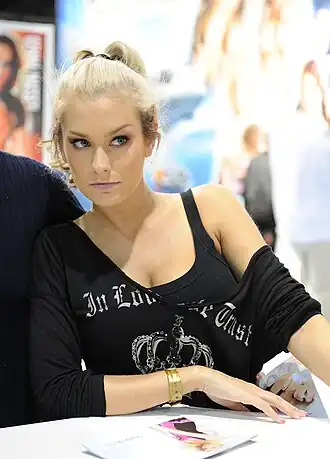 Английская порноактриса Наташа Марли на AVN Expo 2011 (23 декабря)