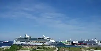 Star среди океанских круизных лайнеров в Таллинском порту