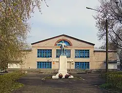 У городского дворца культуры