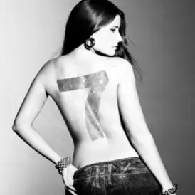 Обложка альбома Нелли Фуртадо «7» (2024)