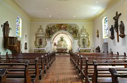 Интерьер, вид на алтарь