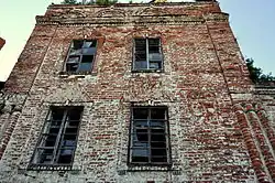 Южная стена, второй и третий ярусы. Видны классические наличники XIX века и сбитые оригинальные