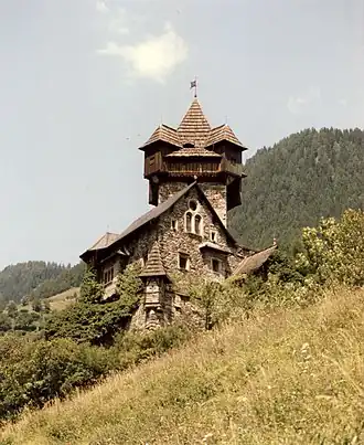 Вид замка снизу