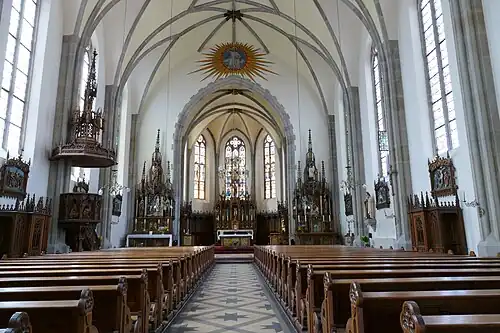 Интерьер, вид на алтарь