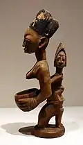 Женская фигура с ребёнком (йоруба), до 1912 г. Музей Боде (Берлин)