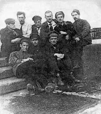 Химмикокружок. Верхний ряд: Н. А. Гельд, Г. А. Разуваев, А. П. Матвеев, Б. П. Никольский, Б. Н. Долгов, Б. Н. Виноградов; нижний ряд: П. Н. Палей, П. В. Усачёв, Б. В. Птицын