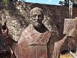 Скульптура Св. Николая у стен церкви