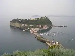 Вид на остров Низида со стороны Неаполя