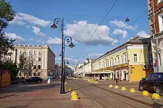 Дом Обрядчиковых двухэтажный справа.