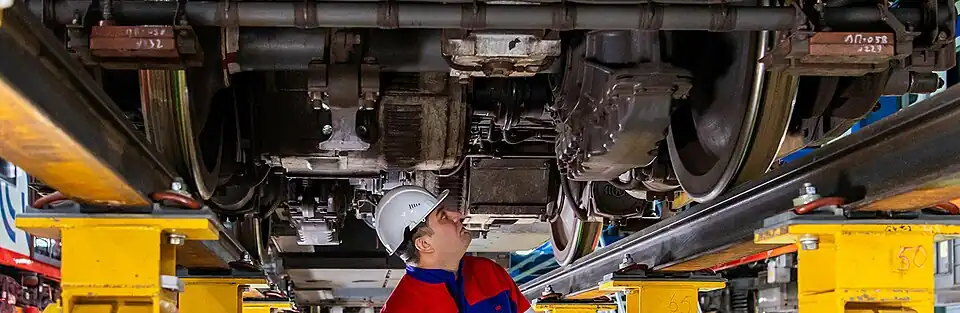 Тележка вагона снизу, вид на тяговый электродвигатель и редуктор