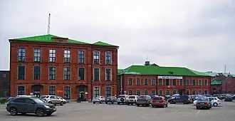 Слева — производственный корпус; справа — двухэтажное здание заводской конторы.