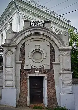 Каменная калитка усадьбы.