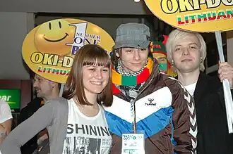 Ноюс Барташка (в центре) на Детском Евровидении 2010