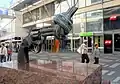 скульптура «Non-Violence» скульптора Carl Fredrik Reuterswärd,  Sergelgatan, Стокгольм, 2011