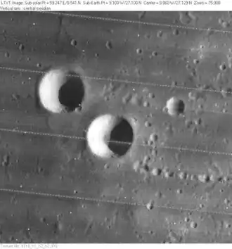 Кратеры Фейе (слева вверху) и Бэр (в центре). Снимок зонда Lunar Orbiter – IV.