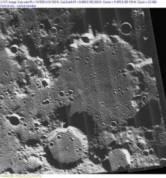 Снимок зонда Lunar Orbiter - IV. Кратер Бэрд в центре снимка, в нижней части снимка кратер Джоя.