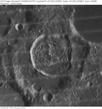 Снимок Лунар Орбитер - IV. Кратер Дамуазо в центра снимка, в верхнем правом углу сателлитный кратер Дамуазо H.