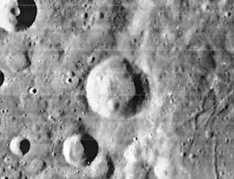 Снимок зонда Lunar Orbiter - IV. Кратер Локьер в центре снимка.