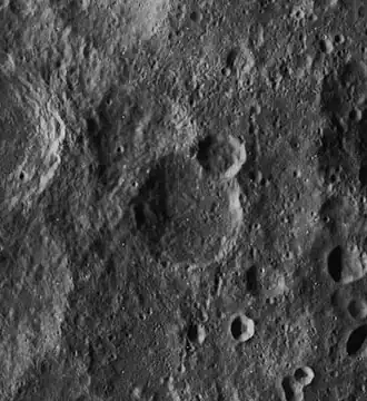 Снимок Лунар Орбитер – 3. Кратер Данжон в центре снимка.