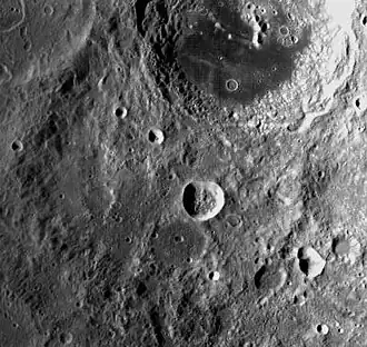 Снимок зонда Lunar Reconnaissance Orbiter. Кратер Вертрегт в центре снимка, в верхней части снимка кратер Эйткен.