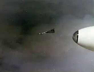 Полностью теряет контроль и падает на землю.