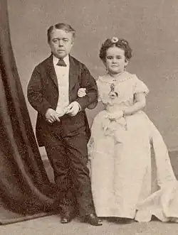 Лилипут из труппы Ф.&nbsp;Т.&nbsp;Барнума Коммодор Натт[англ.] и&nbsp;Минни Уоррен