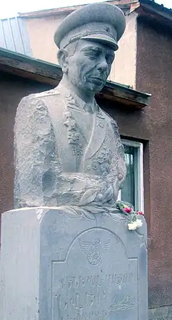 Ереван, бюст Н.&nbsp;Г.&nbsp;Сафаряна перед школой №&nbsp;164