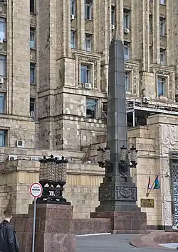 Обелиск у входа