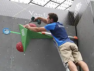 Рутсеттер (постановщик трасс) накручивает зацеп на рельеф