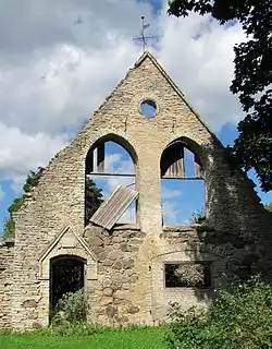 Руины каретника-конюшни