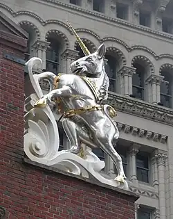 Лев и единорог на крыше здания старого  Капитолия (Бостон)