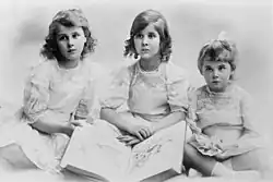 Принцесса Елизавета (в центре) с сёстрами