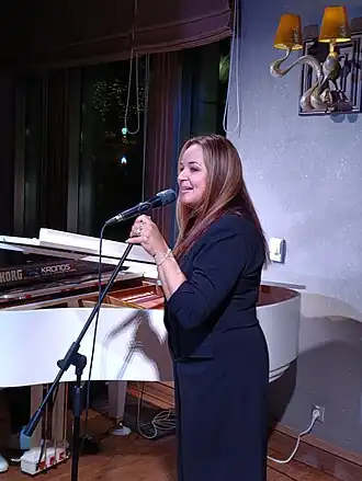 О. В. Скепнер поёт джаз на концерте 15 мая 2025 г.