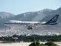 Boeing 747 авиакомпании Olympic Airlines перед посадкой в аэропорту (1996 год)