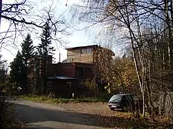 Коттедж с надстроенным деревянным «скворечником»&nbsp;— самодельным третьим этажом