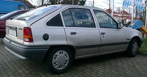 Opel Kadett в кузове пятидверный хетчбэк (1989-1995).