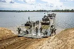 Две САУ 2С19 и три танка Т-72 переправляются через Оку возле г. Муром на понтонах в конкурсе «Открытая вода» IV Армейских международных игр.