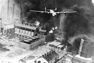 Самолёт B-24 «Liberator» под названием «Песчаный человек» во время бомбардировки нефтеперерабатывающих заводов в Кымпине, Плоешти и Брази (Румыния) во время операции «Приливная волна»