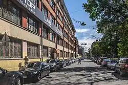 Вид от Чкаловского проспекта. Слева — комплекс зданий Печатного двора. Справа — Ораниенбаумский сквер