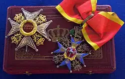 Звезда и крест ордена степени командора, лежащие поверх оригинальной типовой шкатулки, вместе с которой вручались.