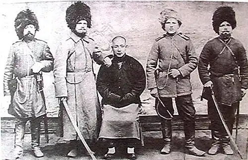 Оренбургские казаки с пленным японцем. 1904&nbsp;г.