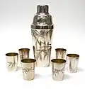 Серебряный набор из шейкера и шести стаканчиков. Экспонат Президентской библиотеки-музея[англ.] Франклина Рузвельта