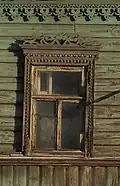 Дом № 57, деревянный резной наличник. Украшен сквозной резьбой.