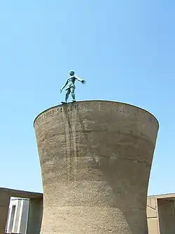 Монумент на братской могиле павших партизан (вид снаружи)