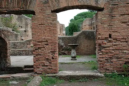 Отделка стен внутреннего дворика выполнена из камня, выложенного в виде сети&nbsp;— opus reticulatum. Выемки под арочными перемычками&nbsp;— следы от утраченных вспомогательных горизонтальных перемычек из дерева