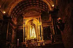 Интерьер Святой хижины со статуей Мадонны Лоретской