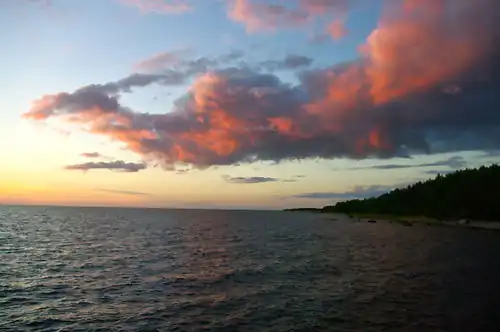 Морское побережье на закате