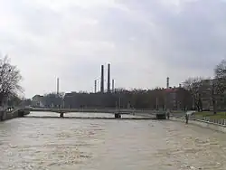 Мост через Бечву в Пршерове. На заднем плане&nbsp;— электростанция